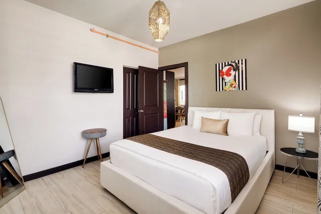 جناح بسرير كوين بإطلالة على الفناء بغرفة نوم واحدة مع أريكة، Tradewinds Apartment Hotel 3/7