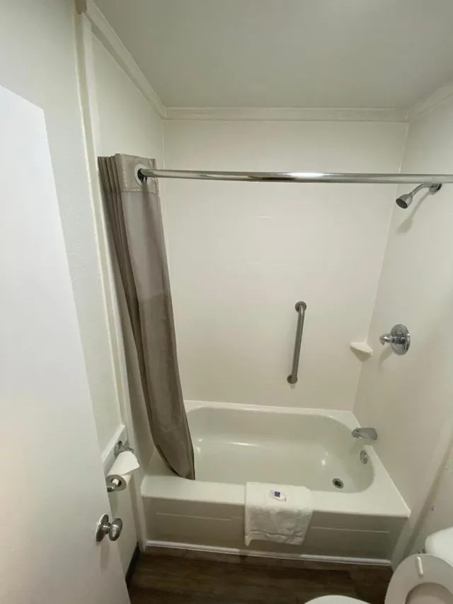جناح بسرير كينج بجاكوزي للمدخنين، Motel6 Manchester, TN 2/2