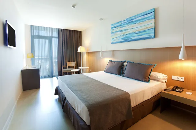 غرفة قياسية بسرير كينج بشرفة، Atenea Port Mataro Hotel 2/6