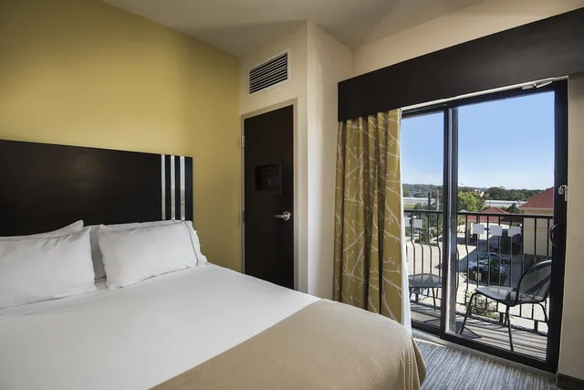 غرفة قياسية بسرير كينج، Holiday Inn Express Hotel Suites Conway 1/3