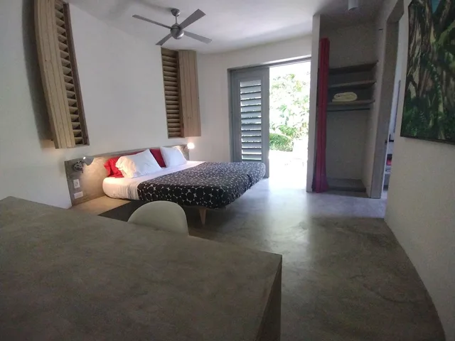 غرفة بأربعة أسرّة، Hix Island House 2/3
