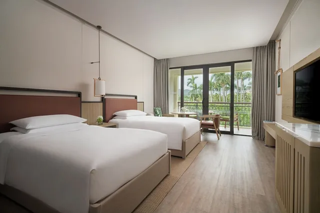 غرفة بسريرين مزدوجين بإطلالة على الحديقة بشرفة، Marriott Yalong Bay 3/10