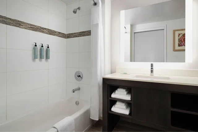 جناح بسرير كينج بإطلالة جزئية على البحر مع أريكة، Residence Inn Miami Beach Surfside 5/10