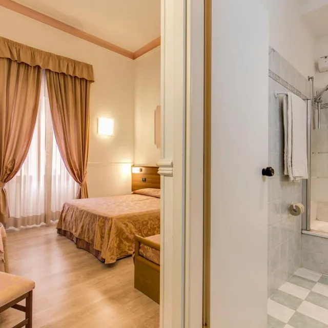 غرفة رباعية، Hotel Martini 8/10