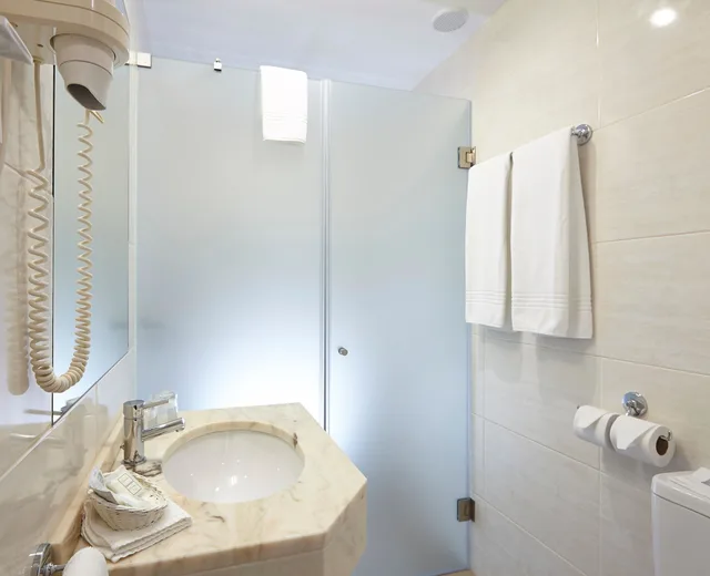 جناح جونيور، Hotel Madeira 6/7