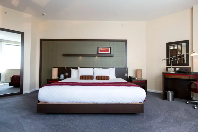 جناح جونيور، Hilton London Canary Wharf 3/4