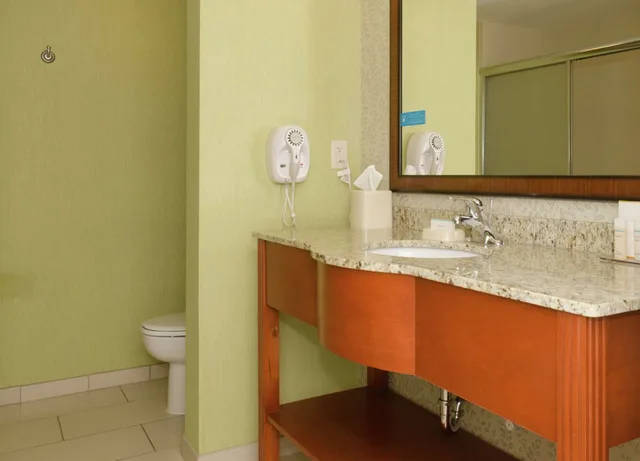 غرفة بسرير كينج مع أريكة، Hampton Inn Hickory 8/8