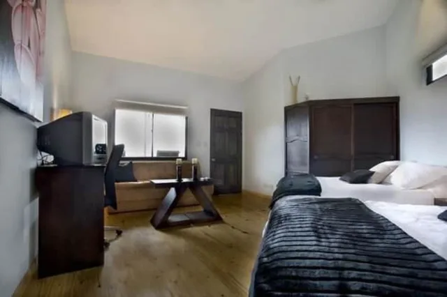 غرفة رباعية بسريرين كوين بمطبخ صغير، Out of Bounds Hotel 4/4