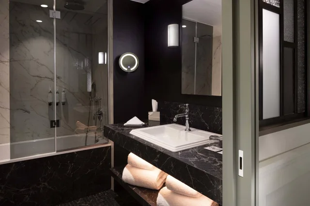 غرفة سوبيريور بسريرين منفصلين بإطلالة على المدينة، Maison Rouge Strasbourg Hotel & Spa, Autograph Collection 3/3