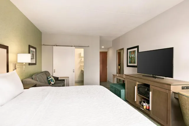 Studio, King Bed, Hampton Inn Reading/Wyomissing 1/3