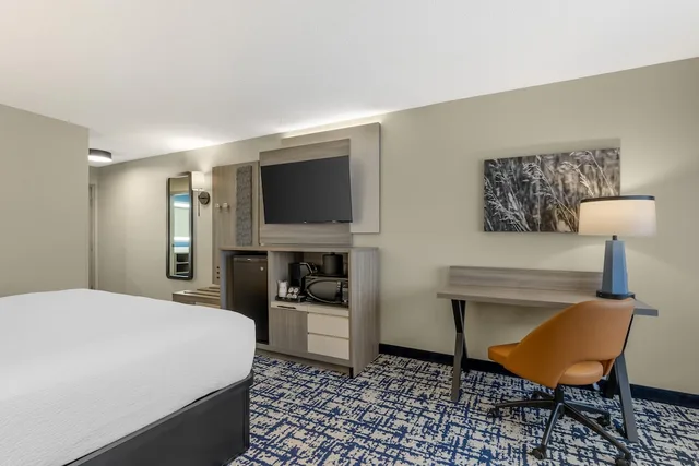 غرفة قياسية بسرير كينج، Best Western Plus Omaha Airport Inn 6/9