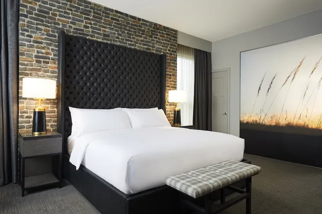 King Bed, Balcony, Den، Archer Hotel Tysons 1/5