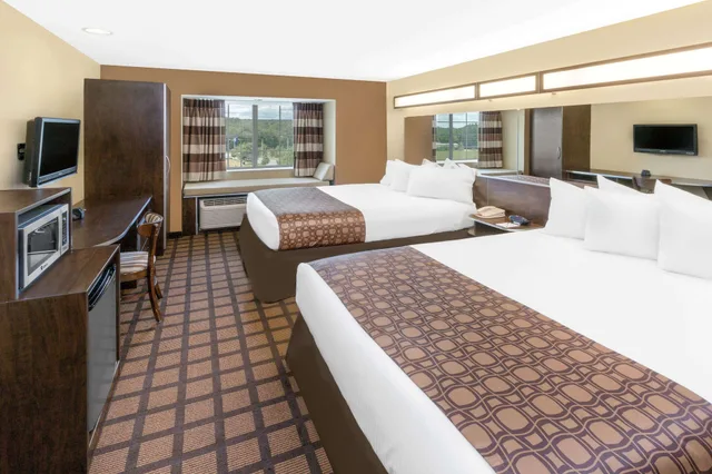 غرفة قياسية بسريرين كوين لذوي الإعاقة، Microtel Inn & Suites By Wyndham Ozark 1/3