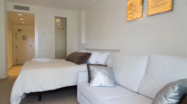 غرفة قياسية بسريرين منفصلين بشرفة، HOTEL CALA SAONA & SPA 5/8