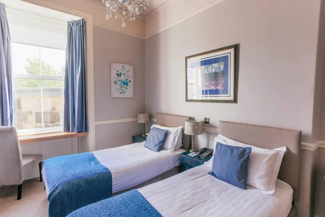 غرفة بسريرين منفصلين بإطلالة، Braid Hills Hotel 3/8