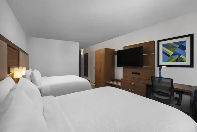 غرفة قياسية بسريرين كوين في الطابق الأرضي، Holiday Inn Express Charleston-Civic Center 3/4