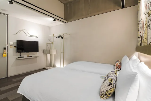 Standard, Twin Beds, No Window، Hua Shan Din By Cosmos Creation 3/5