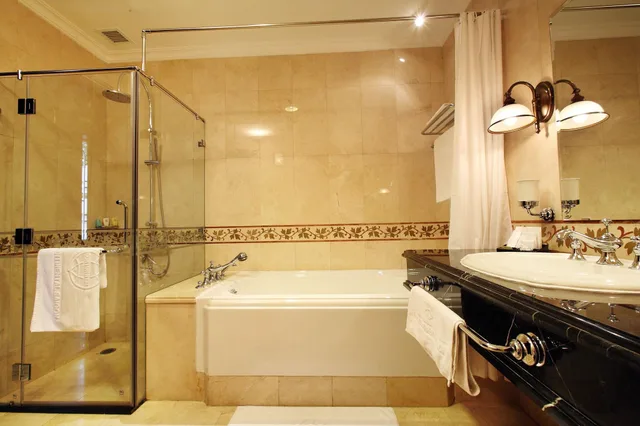 Room, Queen Bed, Continental Saigon 7/8