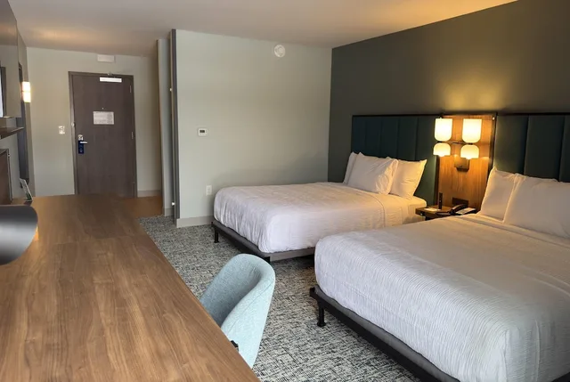 غرفة بسريرين مزدوجين، Wingate by Wyndham Geneva at SPIRE Academy 2/10