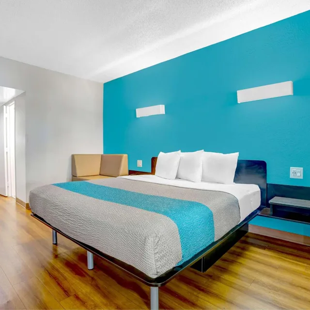 1 King Bed - Mobility Access RI Shwr Smk، Motel6 Jacksonville, NC 7/9