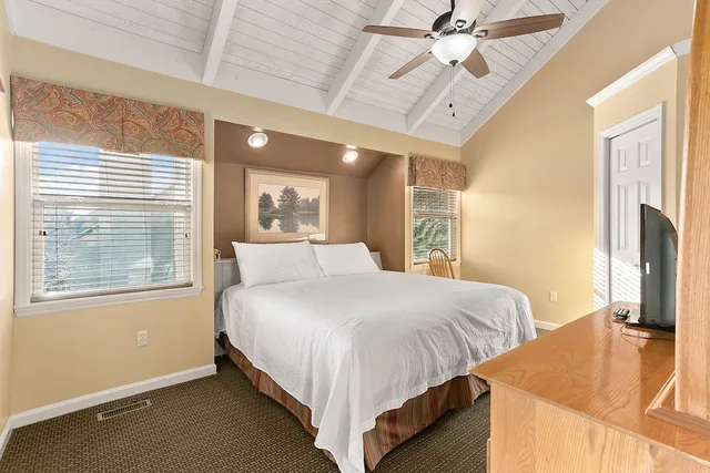 كوخ بسريرين منفصلين وسريرين كينج بغرفتي نوم مع أريكة، Sunrise Ridge Resort 3/9