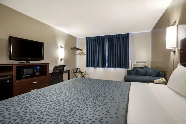 غرفة قياسية بسرير كينج مع أريكة في طابق مرتفع، Econo Lodge Darien Lakes 7/7