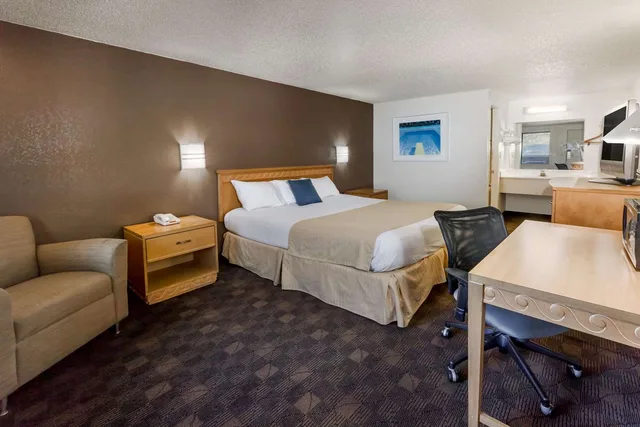 Suite, Parlor, Accessible، Knights Inn Flint 2/4