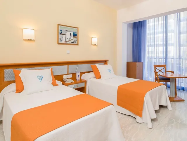 غرفة بسريرين منفصلين بإطلالة على الحديقة بشرفة، Osiris Ibiza Hotel 2/3