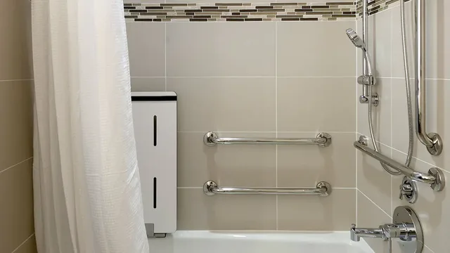 جناح جونيور بسريرين كوين بإطلالة على المرسى لذوي الإعاقة، Redondo Beach Hotel Tapestry Collection By Hilton 2/2