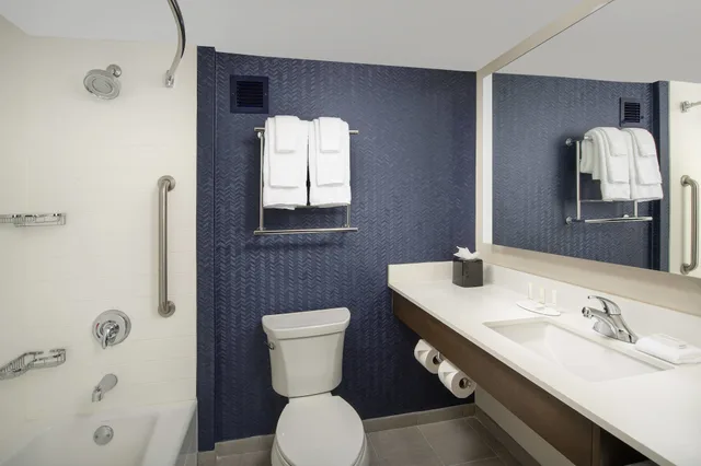 جناح بسرير كينج مع أريكة، Fairfield Inn Suites By Marriott Alexandria Landmark 5/8