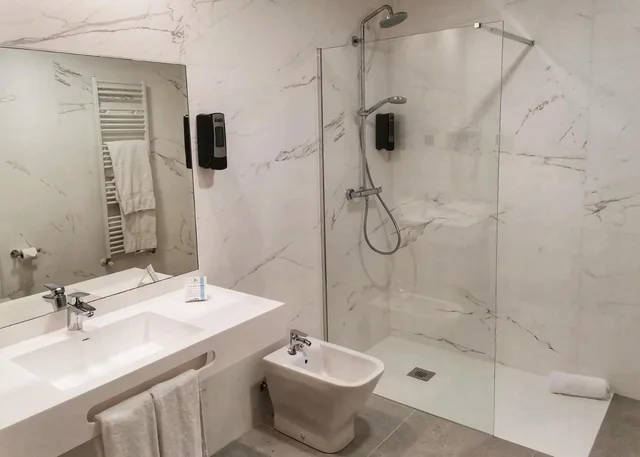 غرفة بسرير مزدوج مع سرير إضافي، Hotel Zentral Mayoral Toledo 5/7