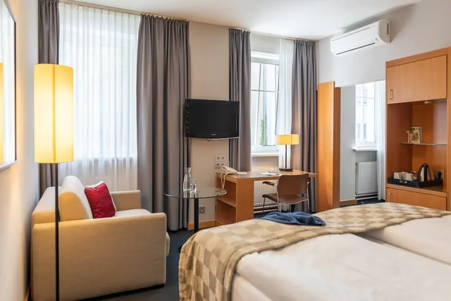 غرفة بسرير كوين بإطلالة على الفناء لذوي الإعاقة، HOLIDAY INN VIENNA CITY 4/6