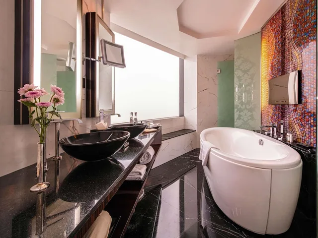 غرفة بسرير كينج مع دخول صالة النادي، Sofitel Mumbai BKC 9/10