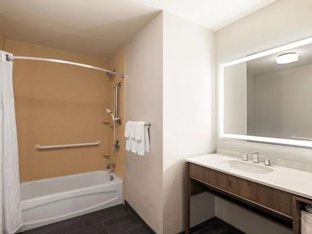 جناح بسرير كينج وسريرين كوين بغرفتي نوم لذوي الإعاقة، STAYBRIDGE SUITES ROCHESTER - UNIVERSITY 2/3