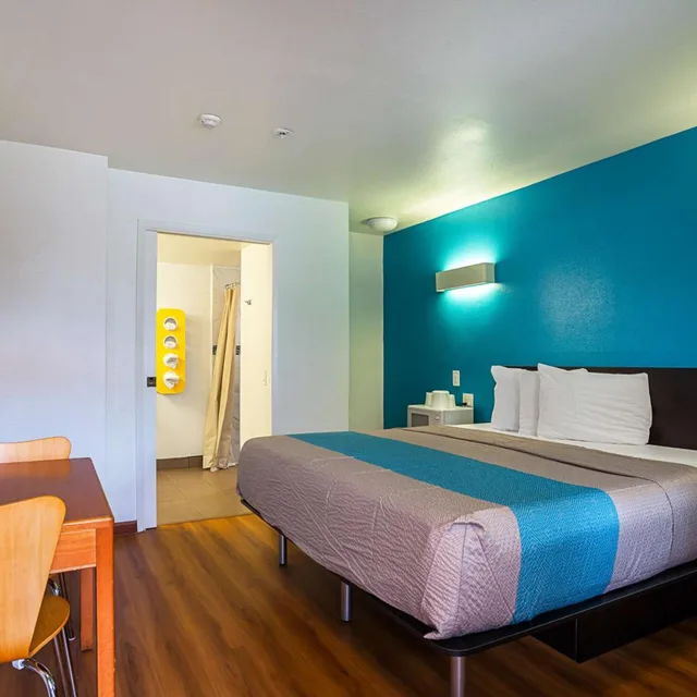 1 King Bed Mob Acc RI Shwr Nsmk Micfridg، Motel6 Ventura, CA - Downtown 5/10