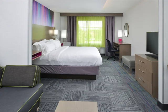 جناح بسرير كينج بمنطقة جلوس، Holiday Inn Express Suites Shippensburg 1/3