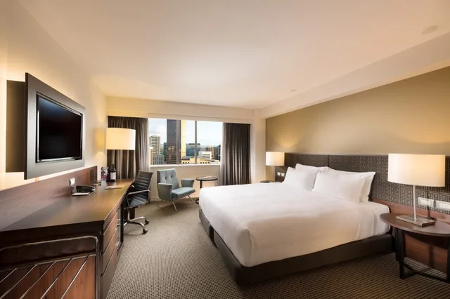 غرفة ديلوكس بسرير كينج بإطلالة على المدينة، Stamford Plaza Adelaide 1/3