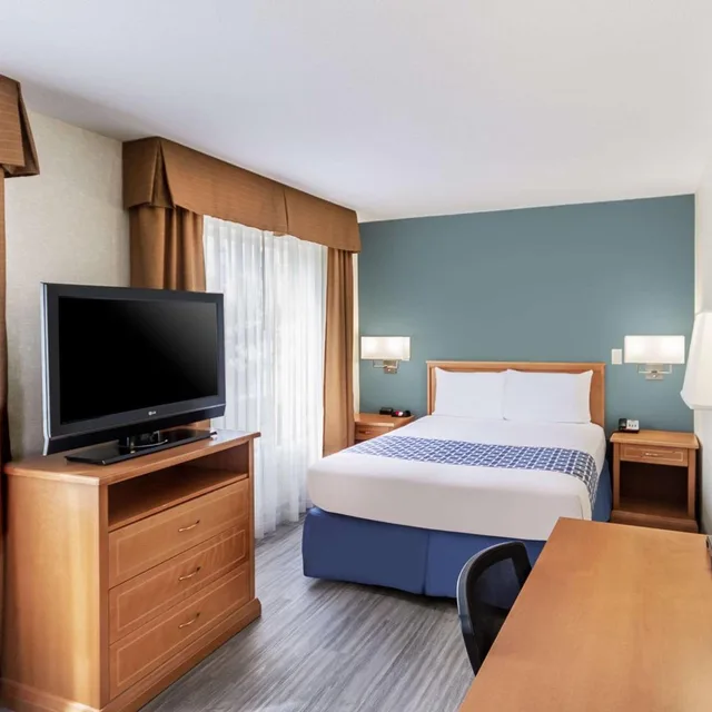 جناح بسرير كوين مع أريكة في المبنى الرئيسي، Econo Lodge Inn & Suites Calgary - University 2/7