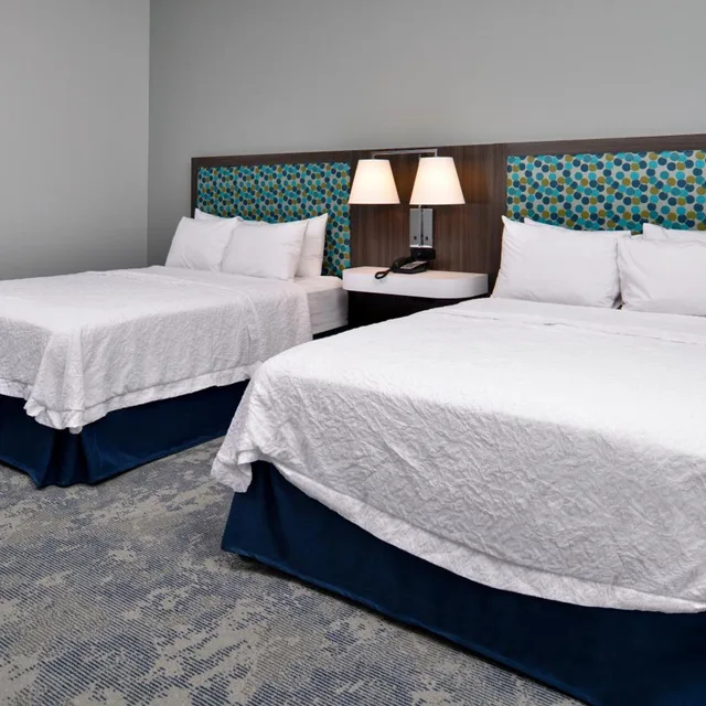 غرفة بسرير كوين بحوض استحمام لذوي الإعاقة، Hampton Inn Cedar Falls Downtown Ia 3/10