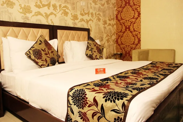 غرفة بسرير مزدوج أو سريرين منفصلين، Oyo 2407 Hotel Gera's M1 3/5