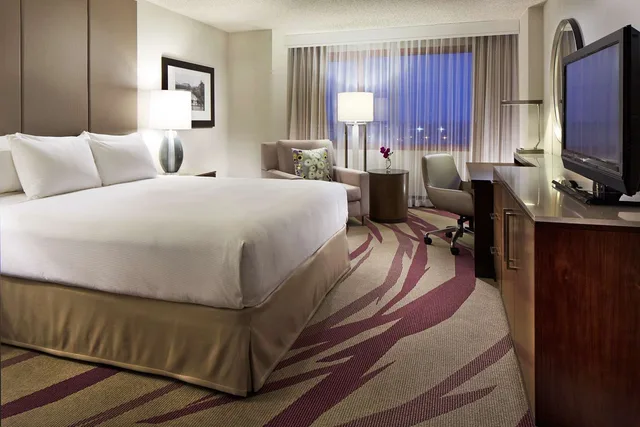 غرفة ديلوكس بسرير كينج بحوض استحمام لذوي الإعاقة، Hilton Long Beach 1/3