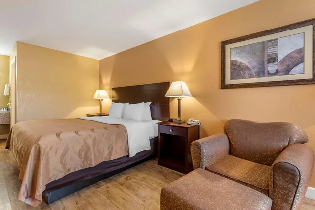 غرفة بسرير كينج، Quality Inn Russellville I-40 1/3