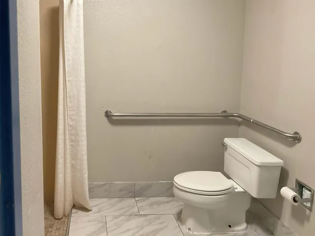 غرفة قياسية بسرير كوين لذوي الإعاقة، Hotel Baton Rouge Mid City 5/7