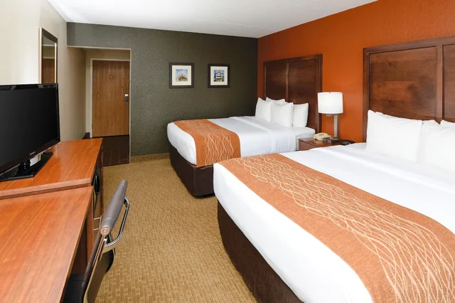 Standard, 2 Queen Beds, Comfort Inn & Suites Event Center 5/10