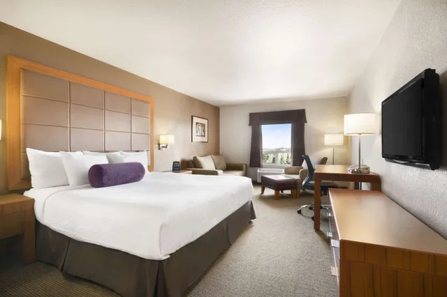 غرفة قياسية بسرير كوين لذوي الإعاقة، Days Inn Calgary Airport 2/6