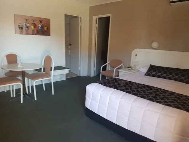 Plus, Family, 1 Queen and 3 Single Beds، COUSINS MOTOR INN 6/7