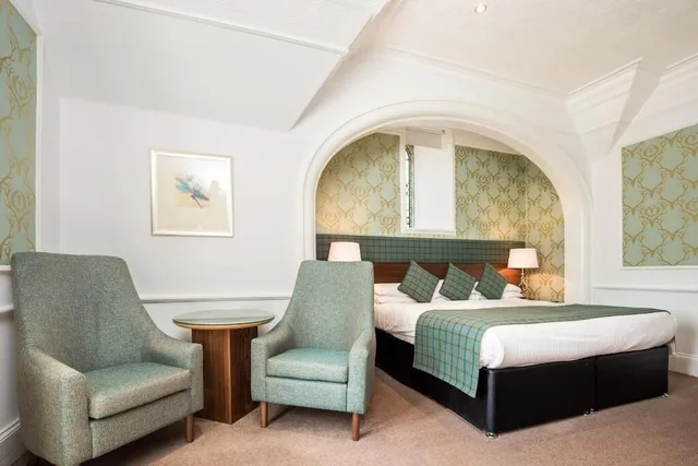 غرفة تنفيذية عائلية بسرير مزدوج مع أريكة في الطابق الأرضي، Belvilla Inverness Craigmonie Hotel 7/10