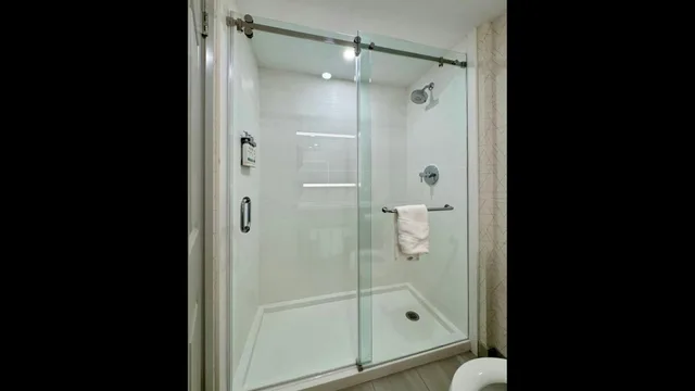 غرفة بسرير كينج بجاكوزي، Holiday Inn Express Hotel And Suites Brampton 3/6