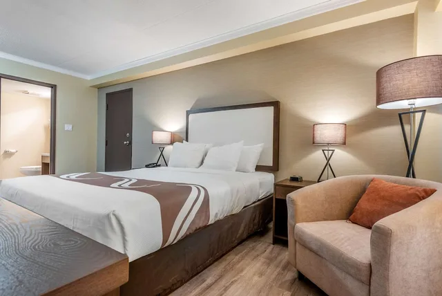 Exterior, Suite, King Bed, No Elevator, Sofa، Quality Inn and Suites Niagara Falls ON 3/8