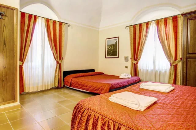 غرفة ثلاثية بسرير كوين مع أريكة، Albergo Villa Rioddi 2/3